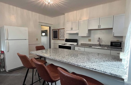 Victorian Village House | Central Townhouse | Walk to Convention Center