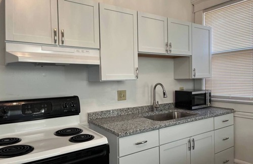 Victorian Village House | Central Townhouse | Walk to Convention Center