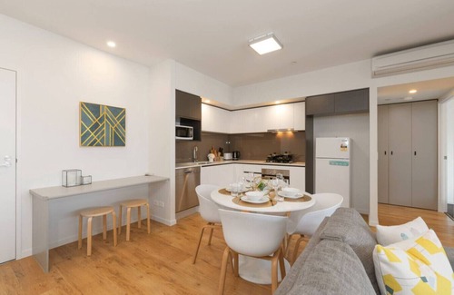 South Brisbane Apartment | Central Unit w/Modern Design, Close to Everything