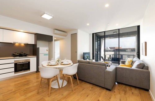 South Brisbane Apartment | Central Unit w/Modern Design, Close to Everything