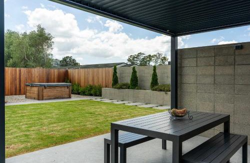 Woodhill House | Central Villa Oasis