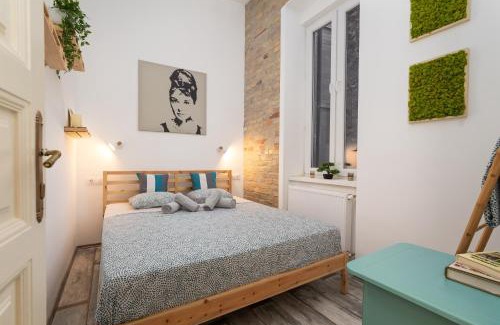 Csarnok negyed Apartment | Central Vintage Loft - FREE Private Parking - Metro - Tram - AC