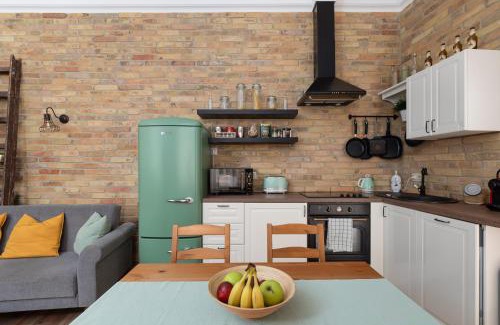 Csarnok negyed Apartment | Central Vintage Loft - FREE Private Parking - Metro - Tram - AC