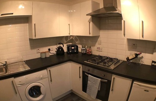 Kelvinbridge Apartment | Central/West End 1 Bed Apartment - Private carpark