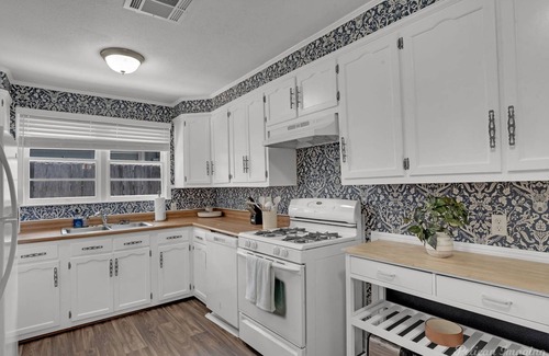 Broadmoor House | Centralized Nook, 2 bedrooms, Big Backyard
