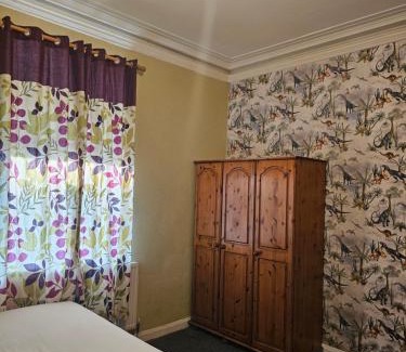 Burton on Trent House | Centrally located house, Rm 4 big