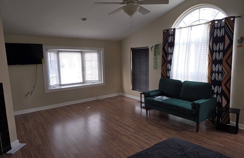 Friendly House | Centrally located charming 3-bedroom house with WiFi and AC in Fort Washington