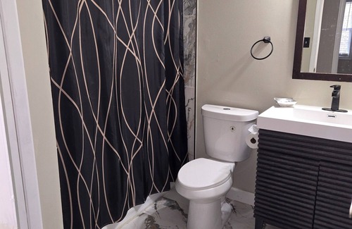 Friendly House | Centrally located charming 3-bedroom house with WiFi and AC in Fort Washington