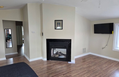 Friendly House | Centrally located charming 3-bedroom house with WiFi and AC in Fort Washington