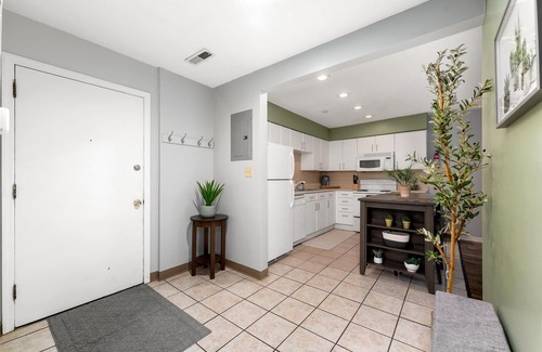 University District Apartment | Centrally located 2 Bed