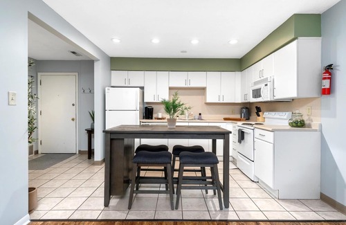 University District Apartment | Centrally located 2 Bed