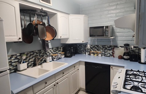 Oak Flower House | Centrally located 2 bedroom with many amenities close to shops and restaurants.