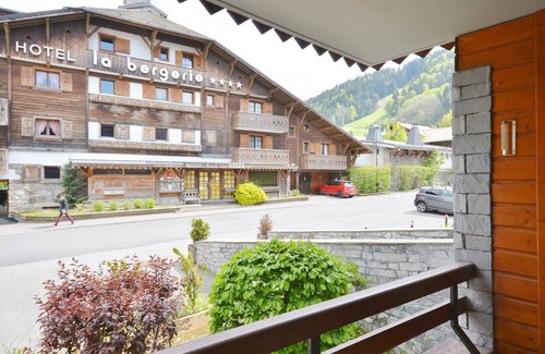 Morzine Apartment | Centrally Located 2-Room Apartment Near Ski Lifts, Sleeps 6, Parking, Balcony