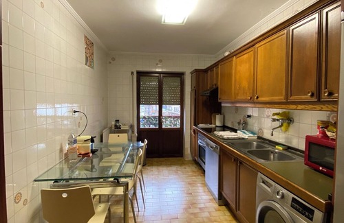 Zumarraga Apartment | Centrally located 3 bedroom apartment with balcony, facing the church of Zumarraga.