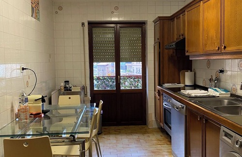 Zumarraga Apartment | Centrally located 3 bedroom apartment with balcony, facing the church of Zumarraga.