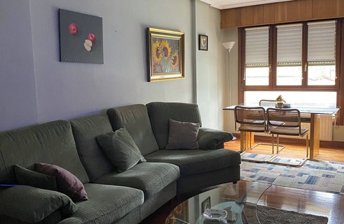 Zumarraga Apartment | Centrally located 3 bedroom apartment with balcony, facing the church of Zumarraga.