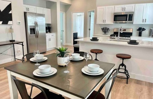Valparaiso Apartment | Centrally located, 3 bedroom, 2 bath oasis steps from Valparaiso University