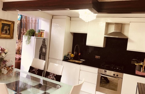 East Walworth House | Centrally located 4 bedroom house with garden free parking in Zone 1 London
