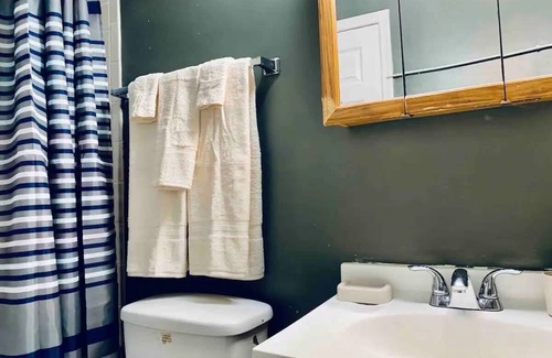 Park View House | Centrally Located 5B NW Home-10 Mins walk to metro