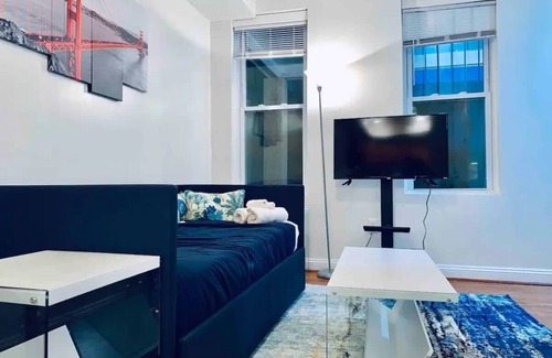 Park View House | Centrally Located 5B NW Home-10 Mins walk to metro