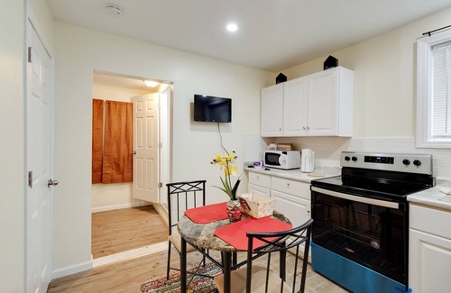 CUF Apartment | Centrally Located Apt Near Uc, Hospital And Zoo! 1 Bedroom Apts by Redawning