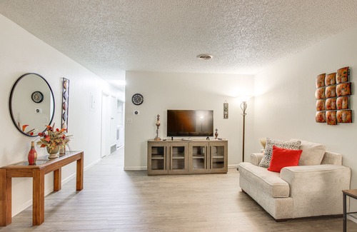 Twain Apartment | Centrally Located Apt ~ 2 Mi to University of Iowa