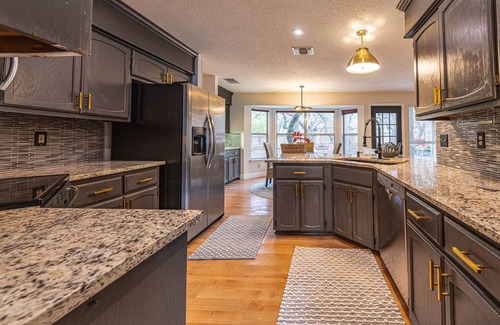 North Central Thousand Oaks House | CENTRALLY LOCATED CLOSE TO AIRPORT & MCALLISTER PARK- 4 BR, 3.5 bath, 2800 SQ FT