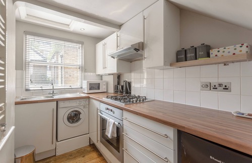 Warwick Apartment | Centrally Located | Contemporary 1BD Flat