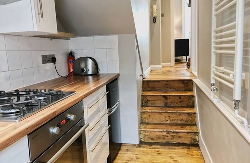 Warwick Apartment | Centrally Located | Contemporary 1BD Flat