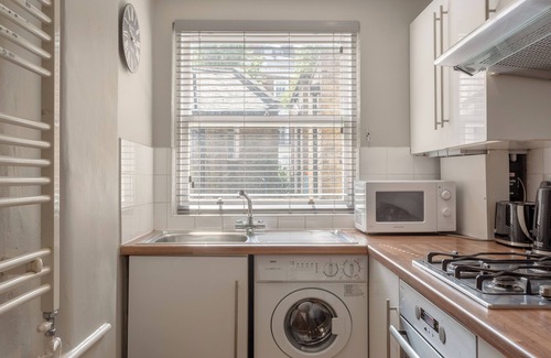 Warwick Apartment | Centrally Located | Contemporary 1BD Flat