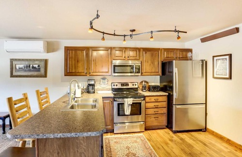 Deadwood Apartment | Centrally-Located Deadwood Apt with Mountain Views!