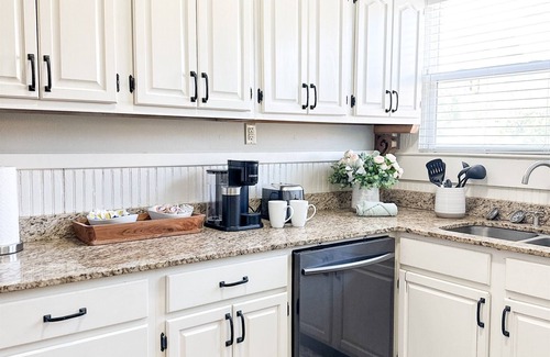 Laurel Apartment | Centrally Located Downtown, Full Kitchen, Patio