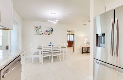 Oakland Hills Cottage | Centrally Located Home in Rotonda West w/Patio
