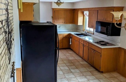 Richfield House | Centrally located house in quiet neighborhood