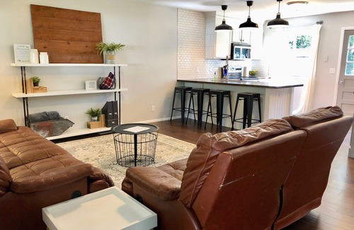 Lincoln House | Centrally Located in Quiet Area with Keyless Entry - Little Gray House