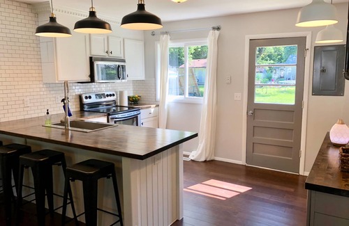 Lincoln House | Centrally Located in Quiet Area with Keyless Entry - Little Gray House