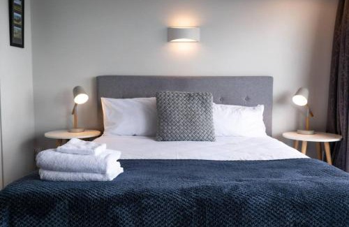 Mount Eden Apartment | Centrally Located Light-filled Studio w Parking