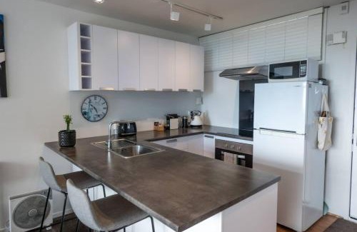 Mount Eden Apartment | Centrally Located Light-filled Studio w Parking