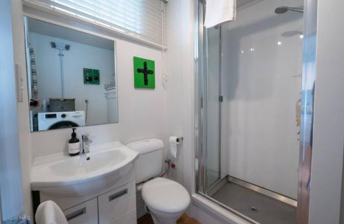Mount Eden Apartment | Centrally Located Light-filled Studio w Parking