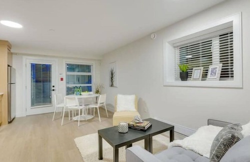 East Side Apartment | Centrally-located Modern Suite near Skytrain