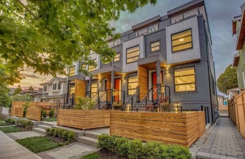 East Side Apartment | Centrally-located Modern Suite near Skytrain