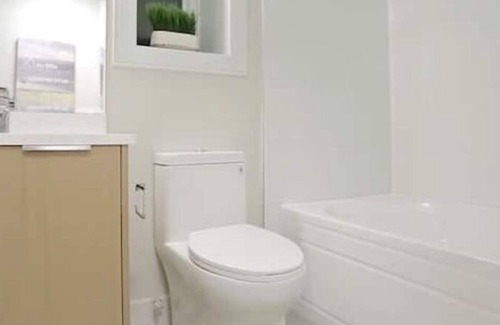 East Side Apartment | Centrally-located Modern Suite near Skytrain