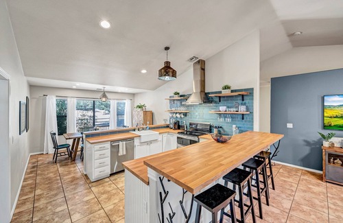 Payson House | Centrally Located + Modern + S’mores + Fire Pit + Family Focused + King Bed