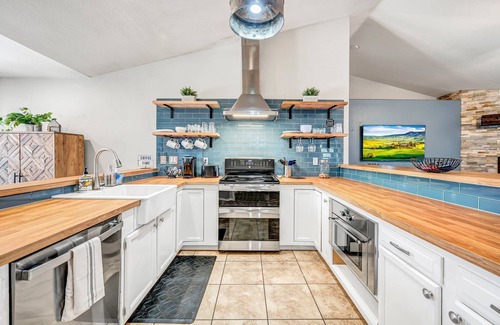 Payson House | Centrally Located + Modern + S’mores + Fire Pit + Family Focused + King Bed