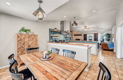 Payson House | Centrally Located + Modern + S’mores + Fire Pit + Family Focused + King Bed