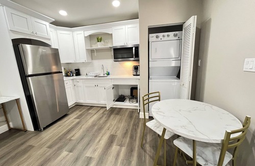 Town N County Park Apartment | Centrally located modern studio W/D in fabulous Tampa close to TPA and highways