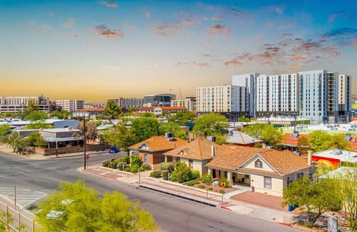 Iron Horse House | Centrally located near The U of A- go Wildcats!