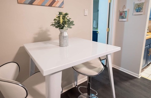 Hemlock Apartment | Centrally Located & Recently Updated Kokomo Apartment is Clean & Comfortable