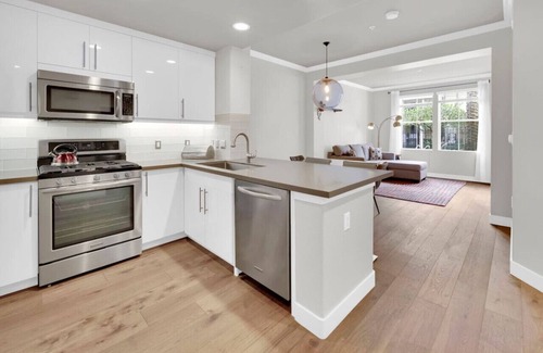 Airport Area Condo | Centrally Located Resort-Style Living with Office