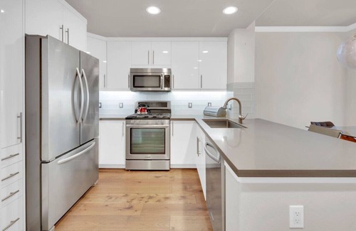 Airport Area Condo | Centrally Located Resort-Style Living with Office